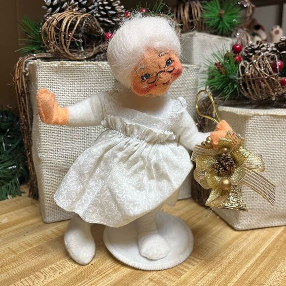 Annalee 7" Mrs Santa Claus Woman in White with Gold Bells Doll 2001 Retired - Picture 1 of 3